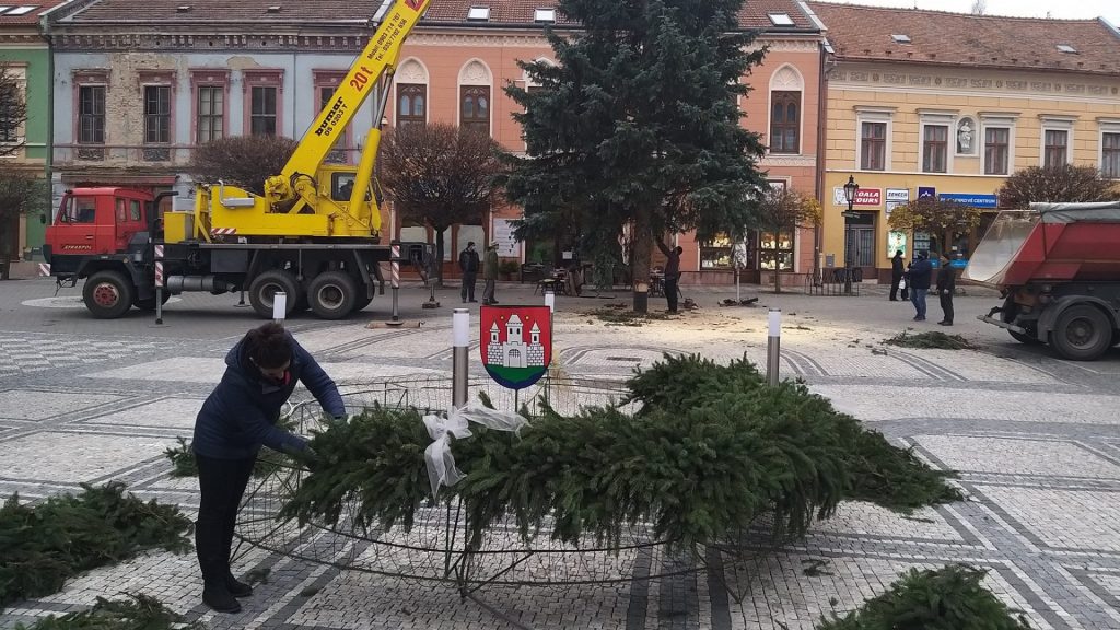 128067924 4784785174928352 1456140389318957662 o 1024x576 1 Víkend v Komárne a v okolí: Vianočný stromček a zapálená prvá adventná sviečka