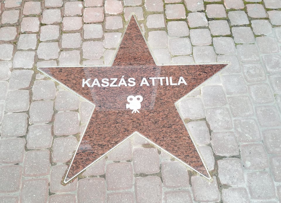275934966 7234511823288996 6290089003200131480 n Ďalšiu hviezdu pred kinom v Komárne získal Attila Kaszás