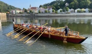 297164807 2450381131769197 7796727937870397145 n Po Dunaji sa bude plaviť replika rímskej veslice a zastaví sa aj v obci Iža!