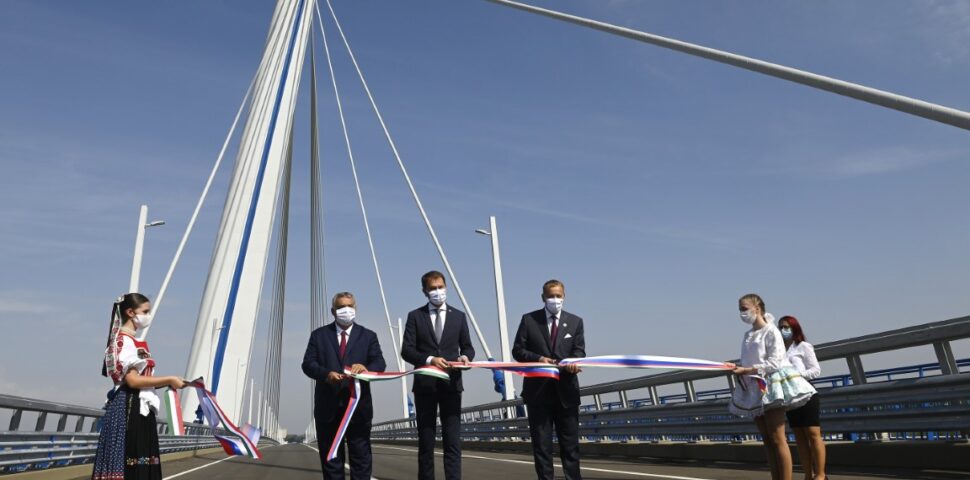 Download 1 Odovzdali najvyšší most na Dunaji. Most Monoštor predstavuje novú éru v rámci spolupráce Maďarska a Slovenska