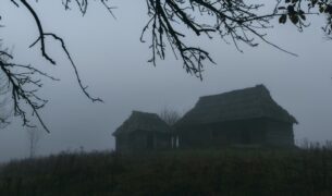 alone house on foggy meadow 2021 08 26 17 02 10 utc 1 Za hranicami Juhu – Biela pani, dedina duchov a prekliaty poklad (1. časť)