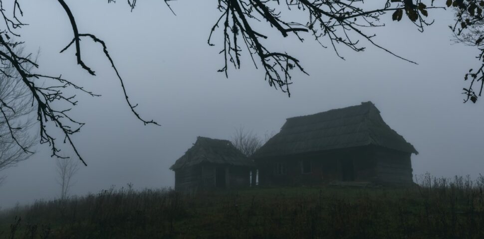 alone house on foggy meadow 2021 08 26 17 02 10 utc 1 Za hranicami Juhu – Biela pani, dedina duchov a prekliaty poklad (1. časť)