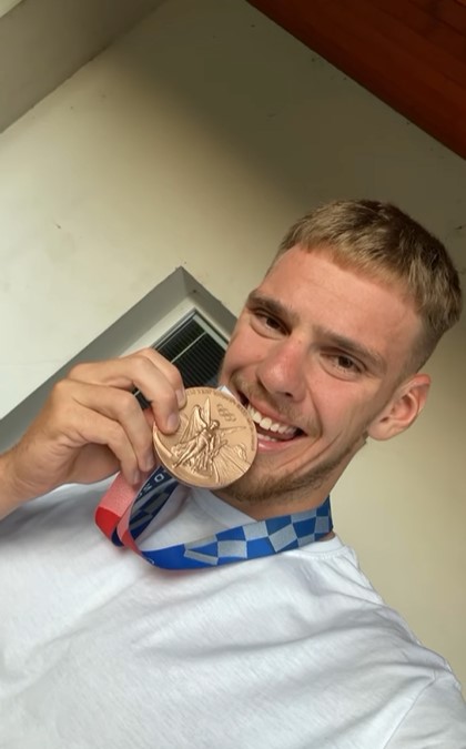 botek Kajakár Adam Botek si po olympiáde užíva dovolenku. Kde zanechal medailu?