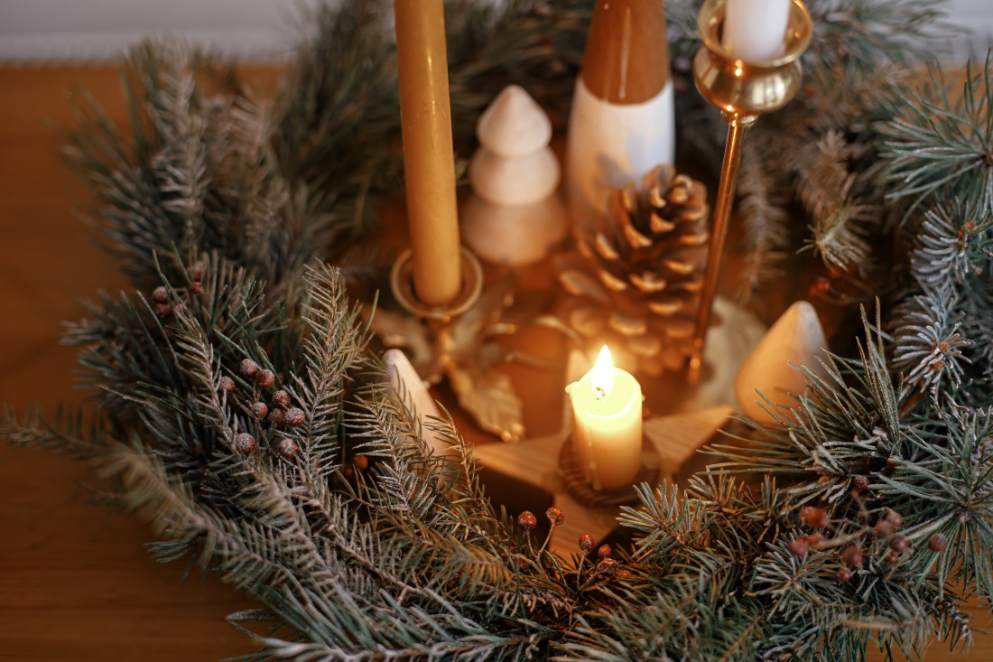 candles burning in christmas wreath close up with 2021 12 09 06 07 49 utc Advent – štyri sviece a mnoho tradícií. Poznáte symboliku adventného obdobia?
