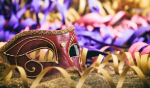 carnival mask on colorful blur background 2022 12 16 12 21 30 utc Obdobie veselosti a farebných masiek – poznáte fašiangové tradície?