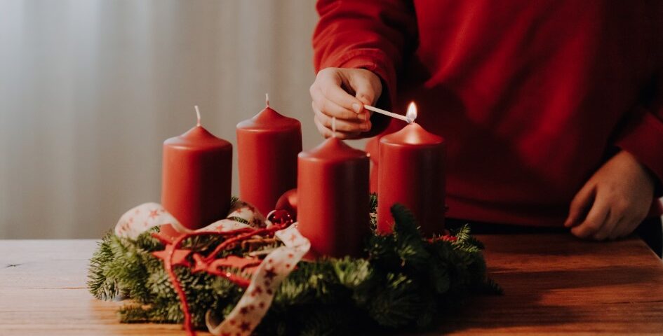 child hand lighting the first candle of advent wre 2022 10 31 10 01 33 utc Advent – štyri sviece a mnoho tradícií. Poznáte symboliku adventného obdobia?