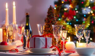 christmas table setting before dinner 2022 04 07 04 18 28 utc Noc zázrakov a dobrého jedla – poznáte symboliku vianočného stolovania?