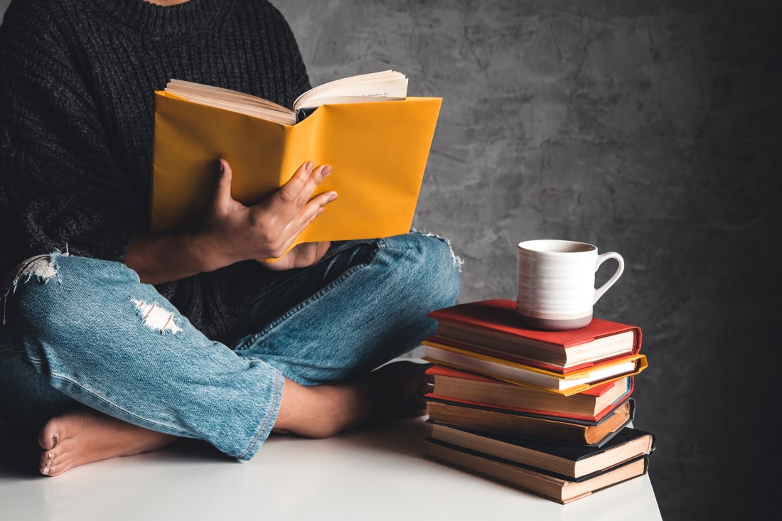girl reads books study develop with a cup of cof 2021 08 27 09 43 27 utc Mesiac knihy – poznáte zaujímavosti a rekordy z knižného sveta?