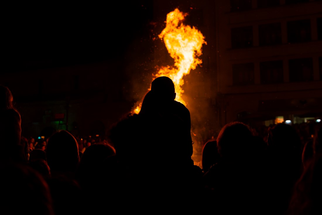 group of people enjoying a bonfire in a festive at 2022 08 31 22 06 40 utc Letný slnovrat – príchod leta, mágia ohňa a Ján Krstiteľ