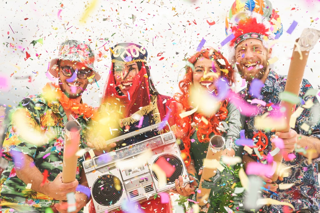 happy friends celebrating carnival party event out 2022 02 10 21 08 08 utc Obdobie veselosti a farebných masiek – poznáte fašiangové tradície?