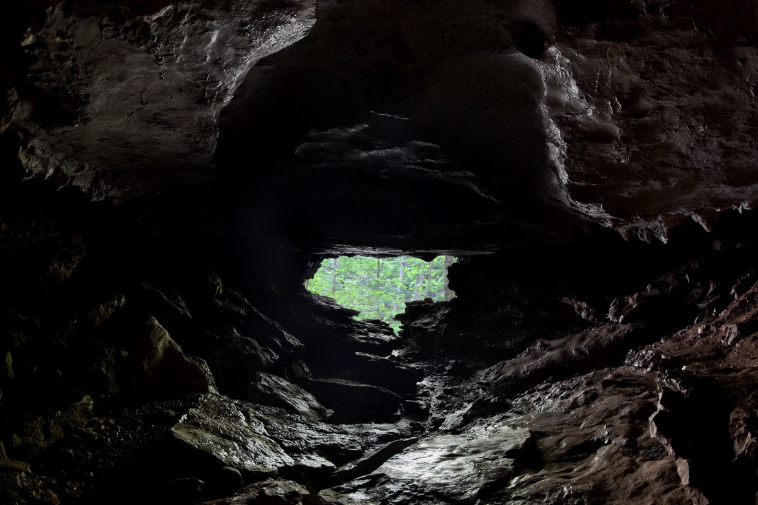 inside a cave 2021 08 26 16 16 50 utc Za hranicami Juhu: Tajomnú Mesačnú jaskyňu údajne vytvorila iná civilizácia! Kde sa ukrýva?