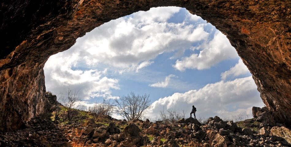 inside view of a cave entrance with a cave explore 2022 04 19 00 44 48 utc Za hranicami Juhu: Tajomnú Mesačnú jaskyňu údajne vytvorila iná civilizácia! Kde sa ukrýva?