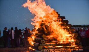 latvian culture tradition ligo celebration of the 2022 10 31 21 39 31 utc Letný slnovrat – príchod leta, mágia ohňa a Ján Krstiteľ
