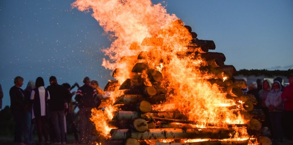 latvian culture tradition ligo celebration of the 2022 10 31 21 39 31 utc Letný slnovrat – príchod leta, mágia ohňa a Ján Krstiteľ