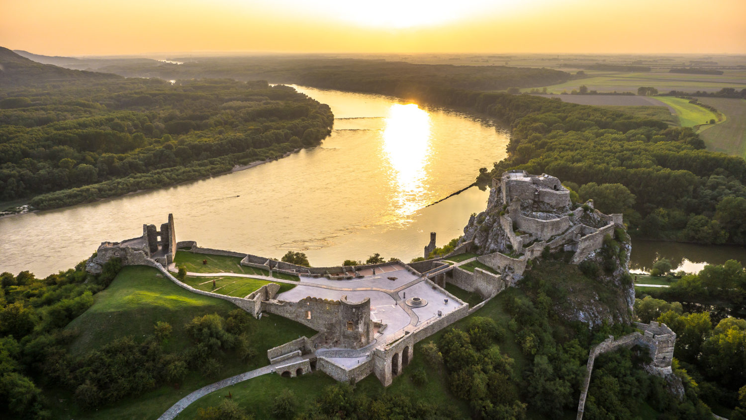 letecka devin e1500033746629 Za hranicami Juhu: Čarovné slovenské miesta a významné historické osobnosti! Navštívili ste už niektoré z nich?