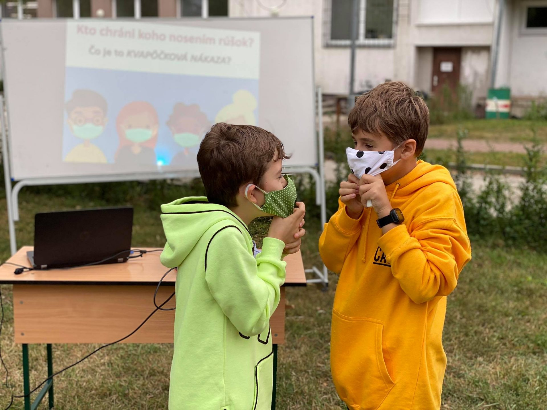 m1 Aj v Komárne sa bojuje proti hoaxom: Finalista súťaže Učiteľ Slovenska 2019 vysvetľuje význam nosenia rúšok