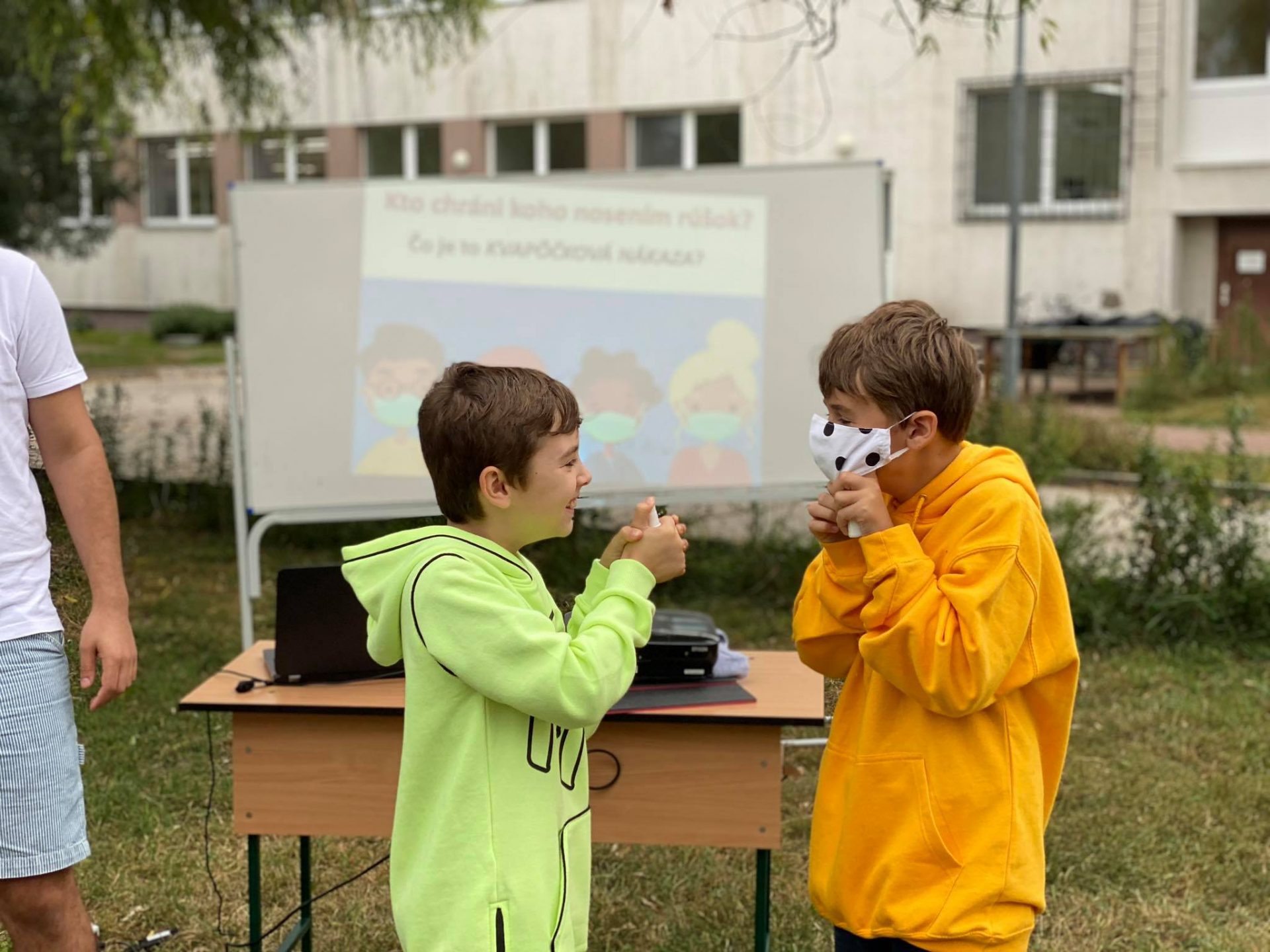 m2 Aj v Komárne sa bojuje proti hoaxom: Finalista súťaže Učiteľ Slovenska 2019 vysvetľuje význam nosenia rúšok