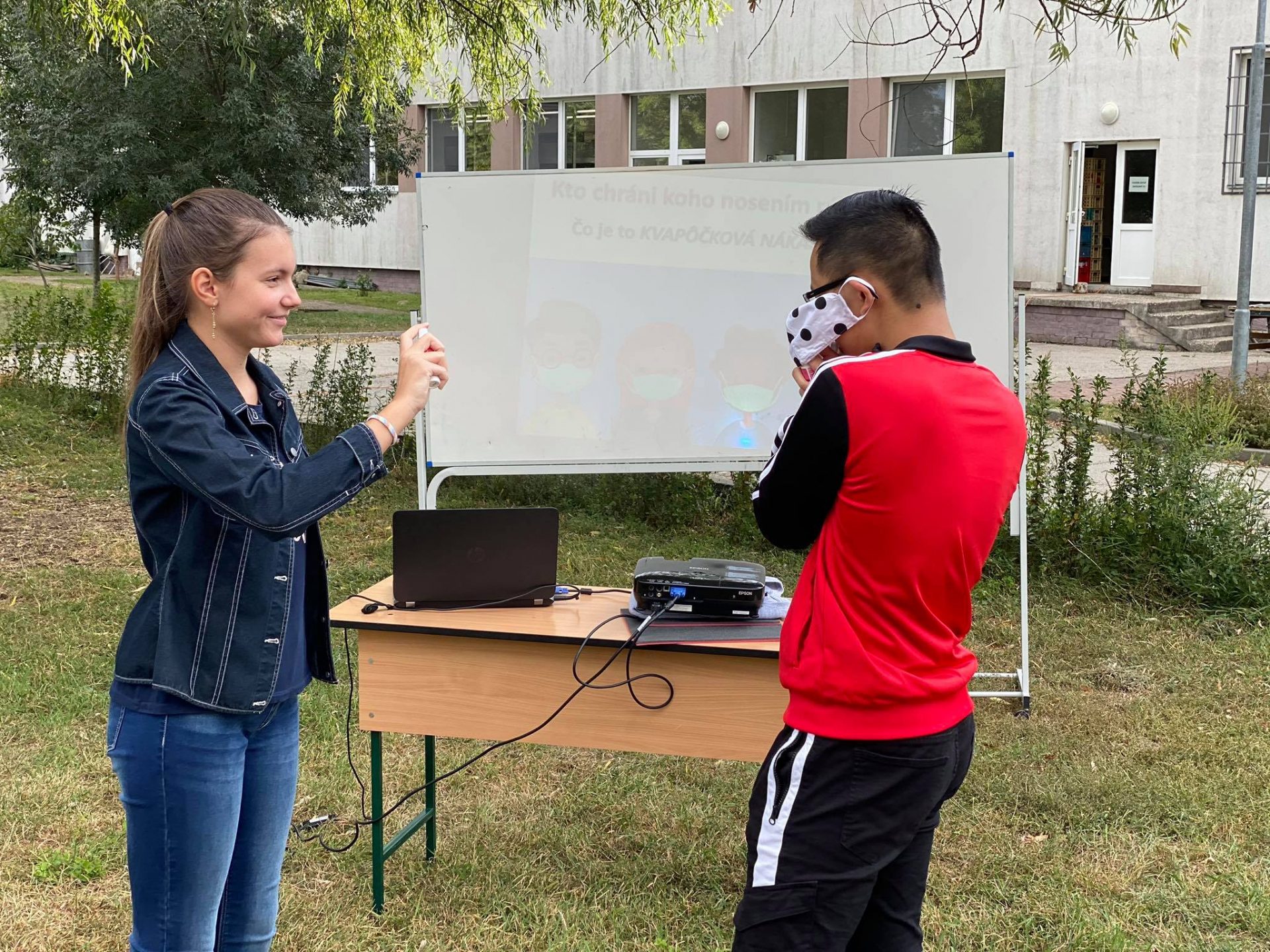 m4 Aj v Komárne sa bojuje proti hoaxom: Finalista súťaže Učiteľ Slovenska 2019 vysvetľuje význam nosenia rúšok