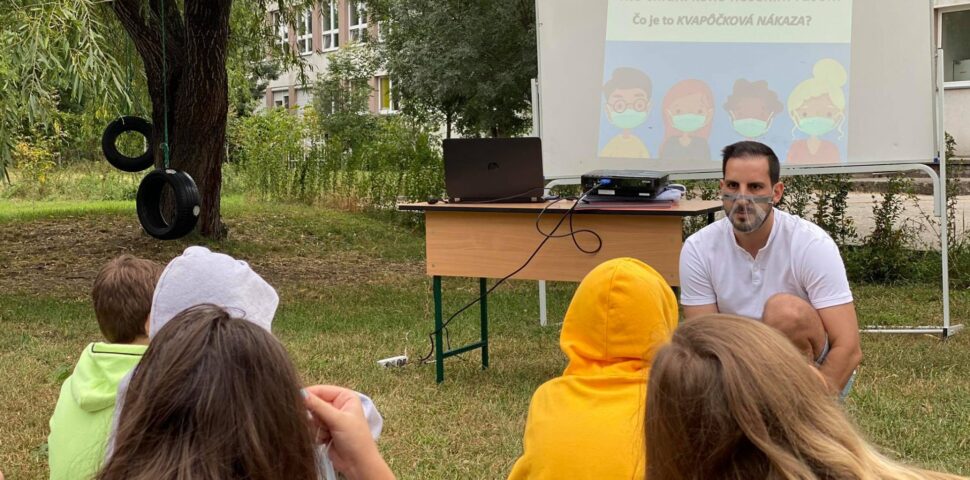 m5 Aj v Komárne sa bojuje proti hoaxom: Finalista súťaže Učiteľ Slovenska 2019 vysvetľuje význam nosenia rúšok