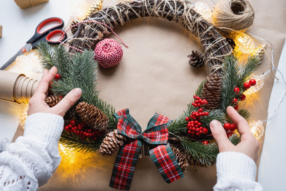 making a christmas wreath with your own hands hol 2022 11 23 18 58 14 utc Advent – štyri sviece a mnoho tradícií. Poznáte symboliku adventného obdobia?