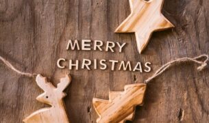 merry christmas 2021 08 27 09 42 31 utc Vianočné zvyky a tradície – zázračné imelo, vianočná koza aj sviatočné ľudové divadlá