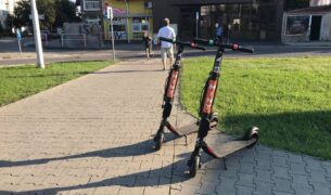 mint6 Do Komárna prišli zdieľané kolobežky. Odvezú Vás zo stanice až k pevnosti
