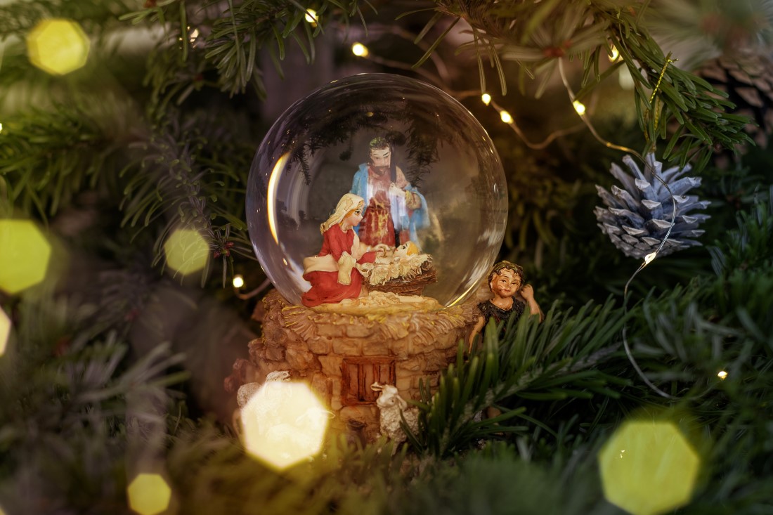 scene of the birth of jesus christ in a glass ball 2022 11 18 18 54 39 utc Vianočné zvyky a tradície – zázračné imelo, vianočná koza aj sviatočné ľudové divadlá