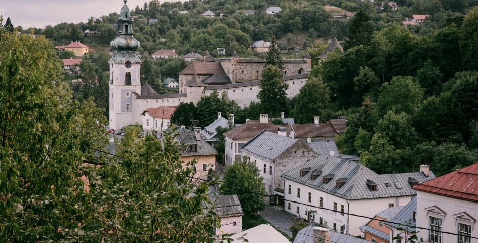 small town banska stiavnica slovakia europe ar 2022 11 07 23 33 30 utc Za hranicami Juhu: Čarovné slovenské miesta a významné historické osobnosti! Navštívili ste už niektoré z nich?