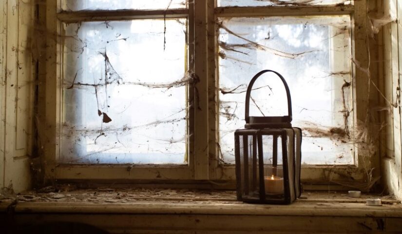 spooky window with lantern and spider web 2021 08 27 11 28 16 utc 2 Za hranicami Juhu – smrtiaca láska, bezhlavé strašidlá a ukrivdená Juliana (2. časť)