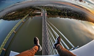 t1 Neuveriteľné: Fotograf si urobil selfie na vrchole nového mosta v Komárne!
