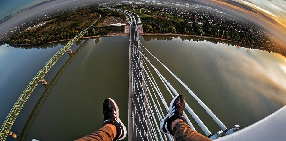 t1 Neuveriteľné: Fotograf si urobil selfie na vrchole nového mosta v Komárne!