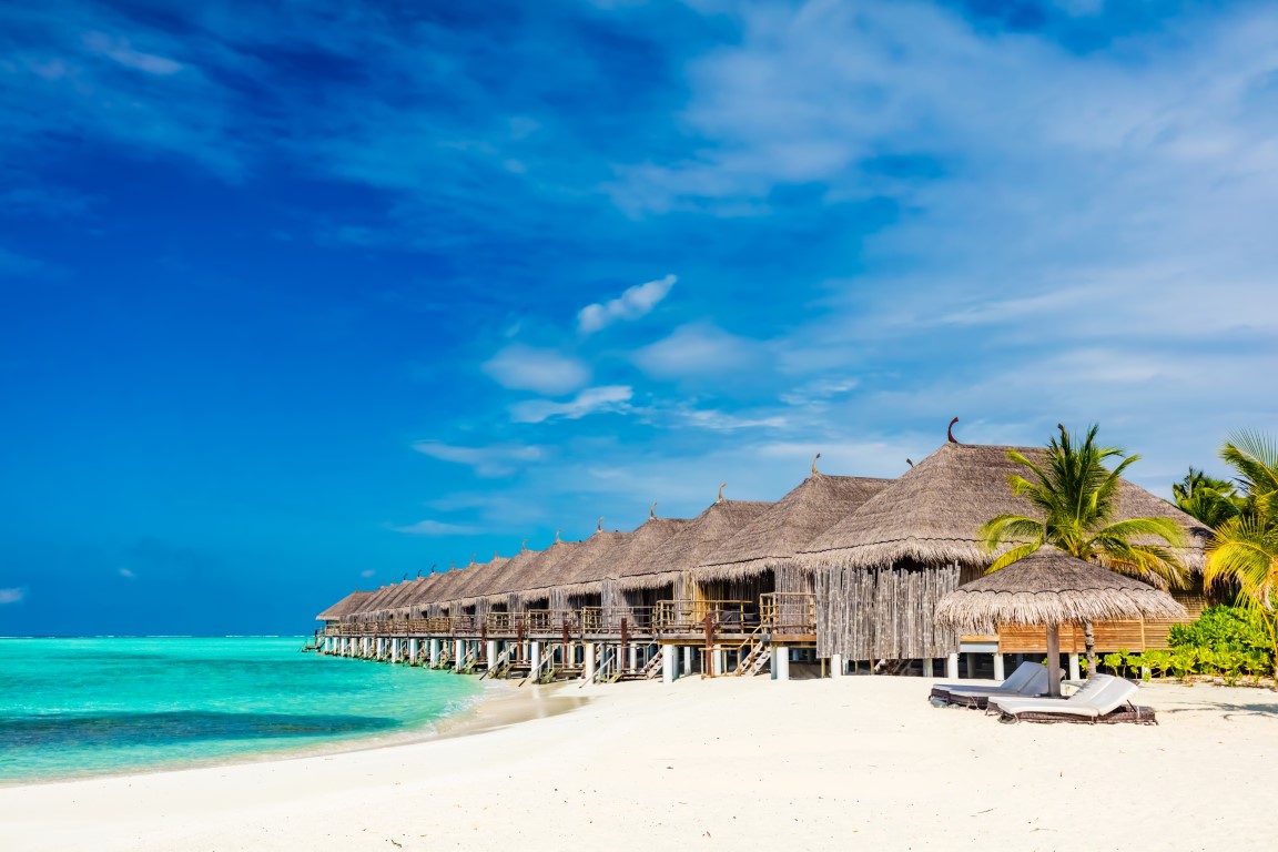 tropical beach with straw cabins on maldives 2021 08 26 22 41 21 utc Cestovanie letnou sezónou nekončí. Invia predstavuje top destinácie na jeseň a zimu
