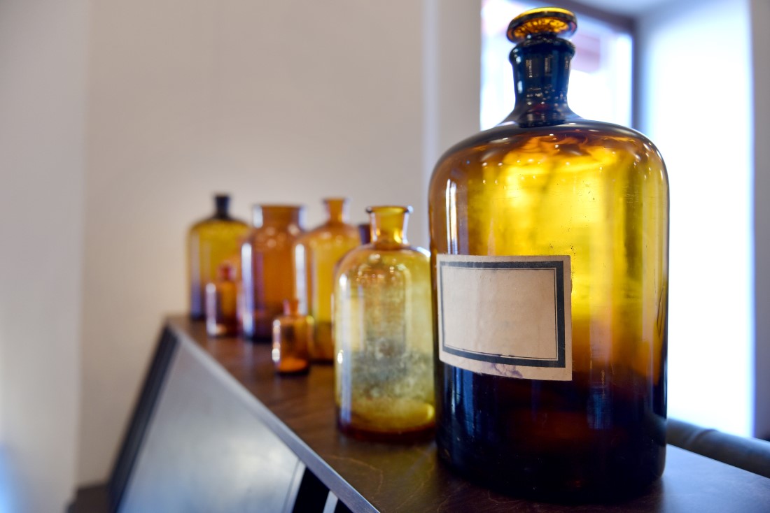 vintage medicine bottles empty scent bottles in o 2022 04 18 23 25 25 utc Novozámockí živnostníci – spoznajte ďalších úspešných obchodníkov a podnikateľov z minulosti Nových Zámkov! (2. časť)
