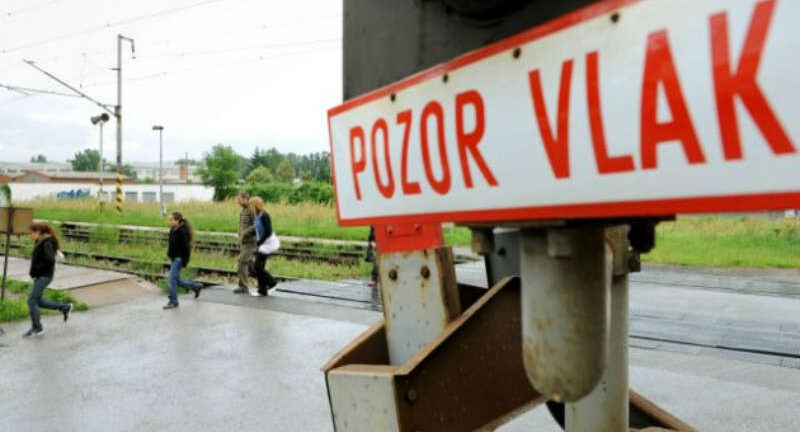 vlak 11 ZSSK: Pri ceste vlakom z Komárna do Bratislavy budú platiť obmedzenia