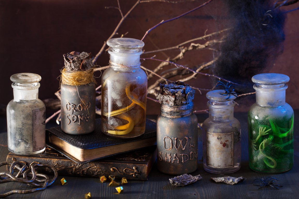 witch apothecary jars magic potions halloween deco 2021 08 26 16 57 33 utc Šarlatáni – ako klamliví liečitelia ovládali obyvateľov južného Slovenska?