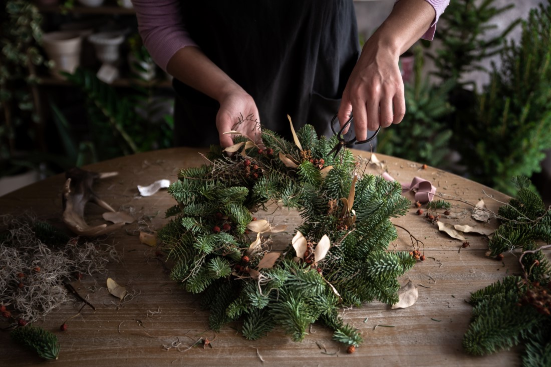 woman making christmas wreath of spruce step by s 2022 02 02 04 50 02 utc Advent – štyri sviece a mnoho tradícií. Poznáte symboliku adventného obdobia?