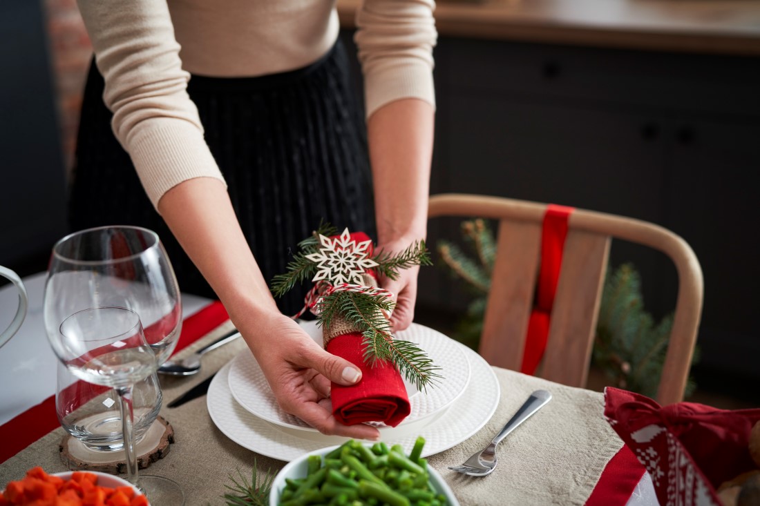 woman preparing table for christmas dinner 2022 01 19 00 09 03 utc Noc zázrakov a dobrého jedla – poznáte symboliku vianočného stolovania?