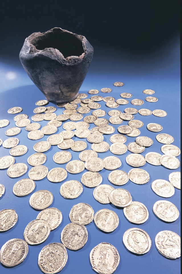 bina mince Rímsky cisár, zakopaný poklad, zázračný dážď či dievča z bankovky. Ktorá obec je skutočným rajom legiend?