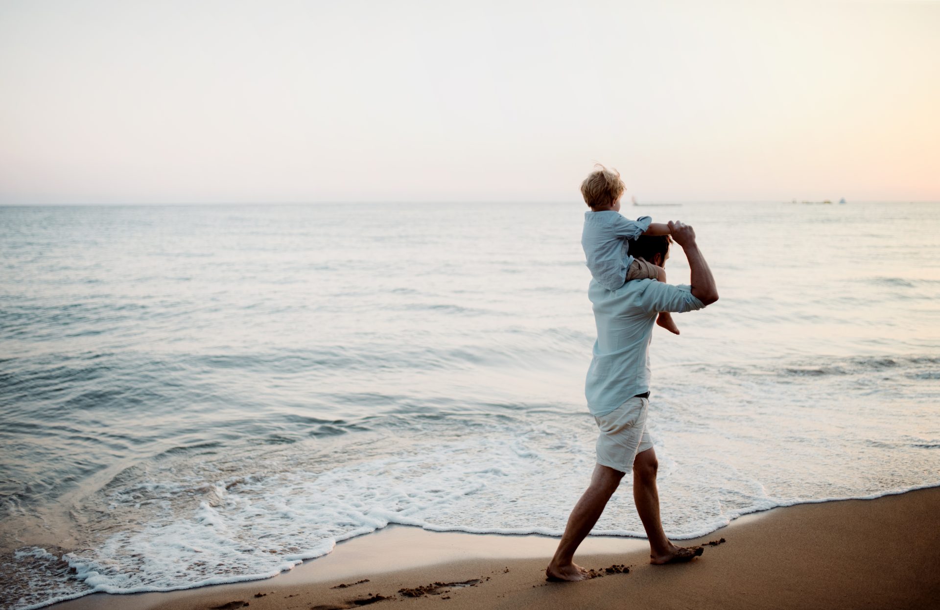 father with a toddler boy walking on beach on summ 2022 02 08 22 39 29 utc Kvíz: Leto je v plnom prúde! Poďte si vyskúšať náš nový horúci kvíz!