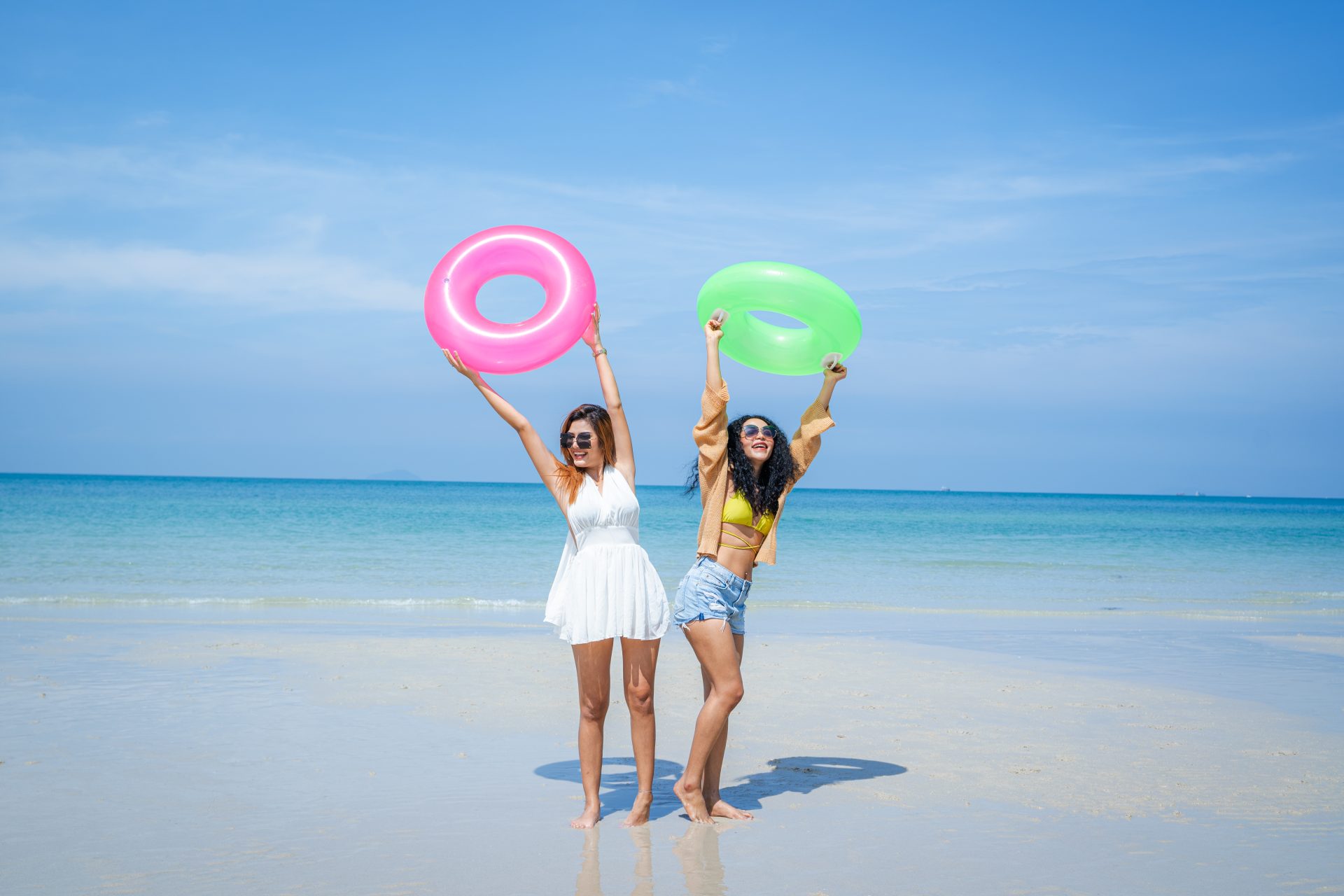 happy female friends enjoy and fun outdoor activit 2023 07 20 23 57 36 utc Kvíz: Leto je v plnom prúde! Poďte si vyskúšať náš nový horúci kvíz!