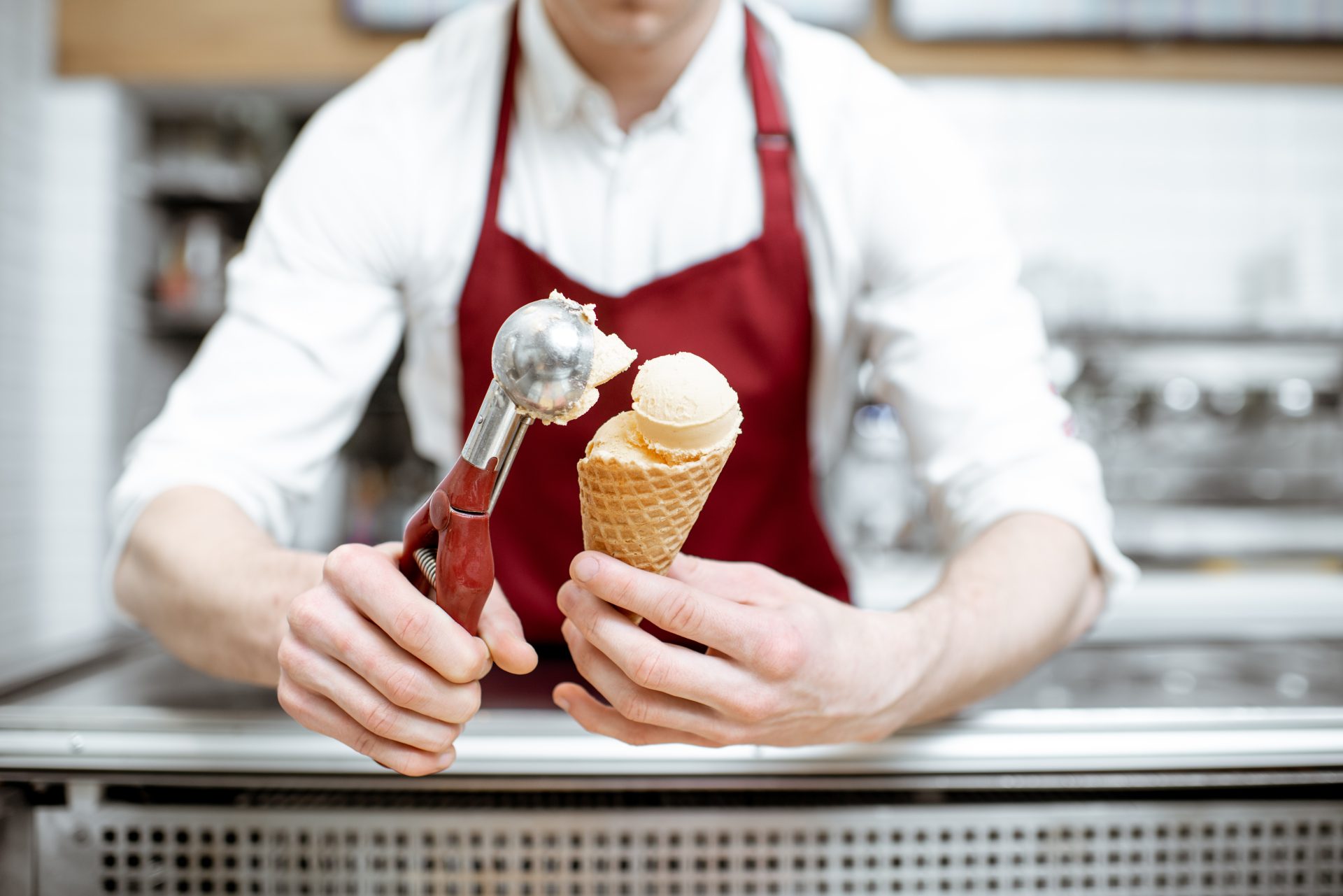 salesman making ice cream at the pastry shop 2022 01 19 00 00 19 utc Kvíz: Leto je v plnom prúde! Poďte si vyskúšať náš nový horúci kvíz!