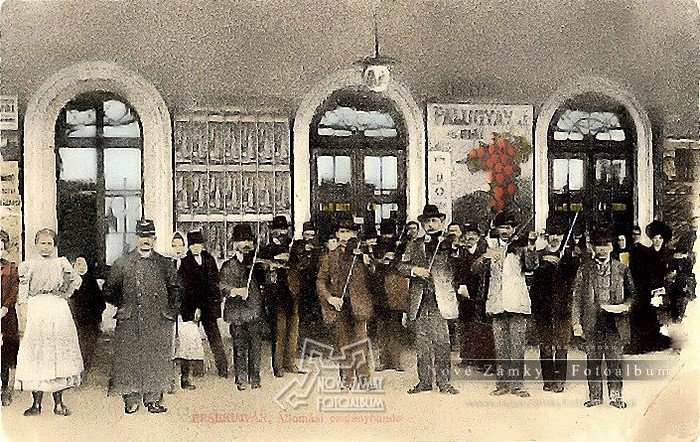 Nove Zamky Zeleznicna stanica 104 Mramor, cigánska kapela ale aj bombardovanie: Novozámocká stanica má päťdesiattri rokov!