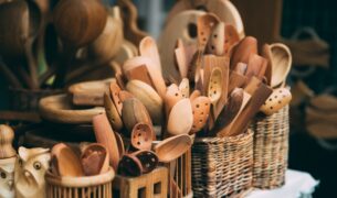 set of handmade wooden spoons in european traditio 2023 11 27 05 10 29 utc Tradičná Porciunkula ponúkne remeselný trh, jarmok i koncerty