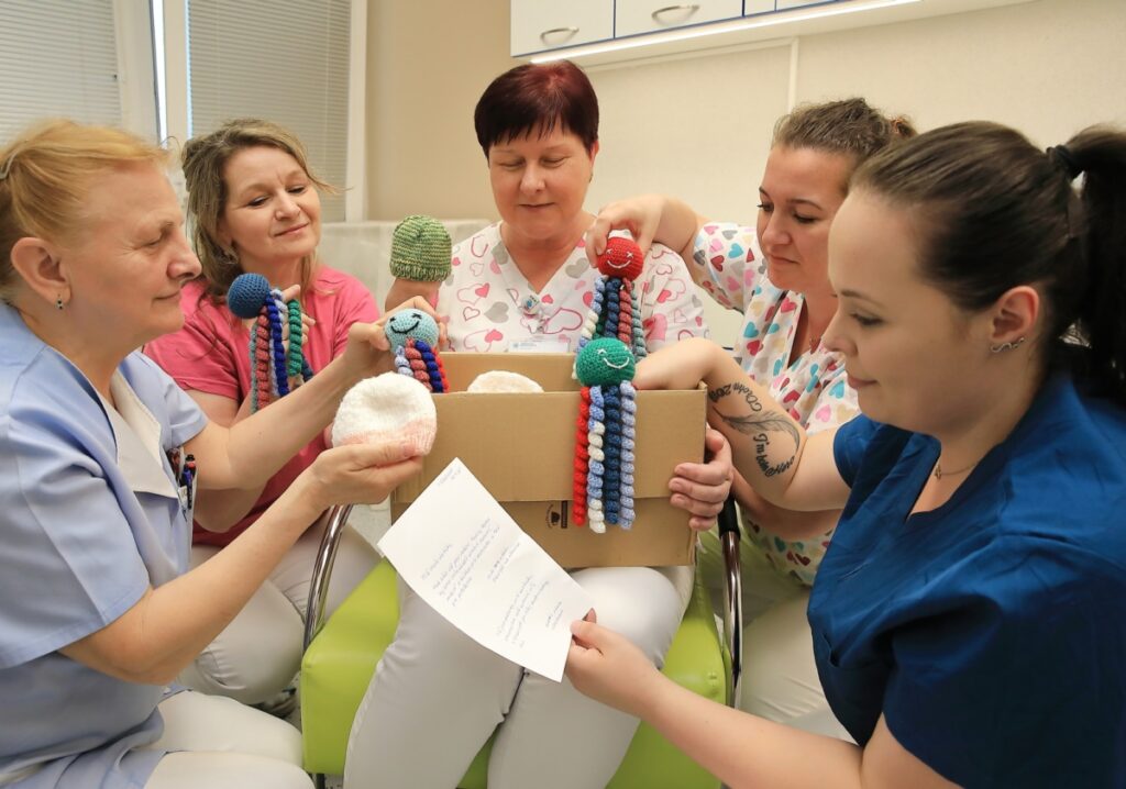 494266811 1224181356384932 799451630241966615 n Dobrovoľníčky obdarovali novorodencov na neonatológii ručne vyrobenými darčekmi