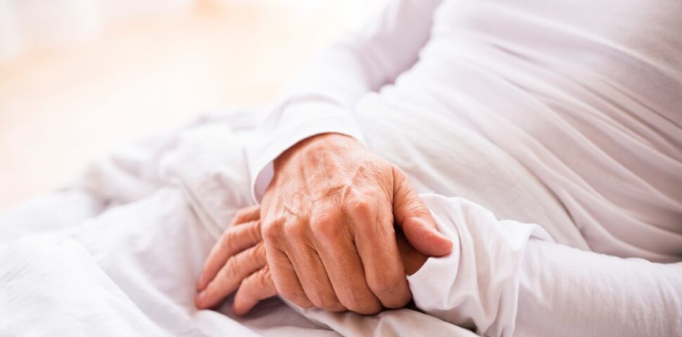 senior man lying in bed at home 2026 01 05 06 35 44 utc Mobilný hospic Nezábudka v N. Zámkoch získal nové vybavenie