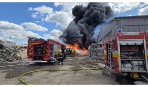 MixCollage 20 Apr 2026 06 06 PM 4223 Požiar v Bajči: Horela triedička odpadu v areáli známej firmy