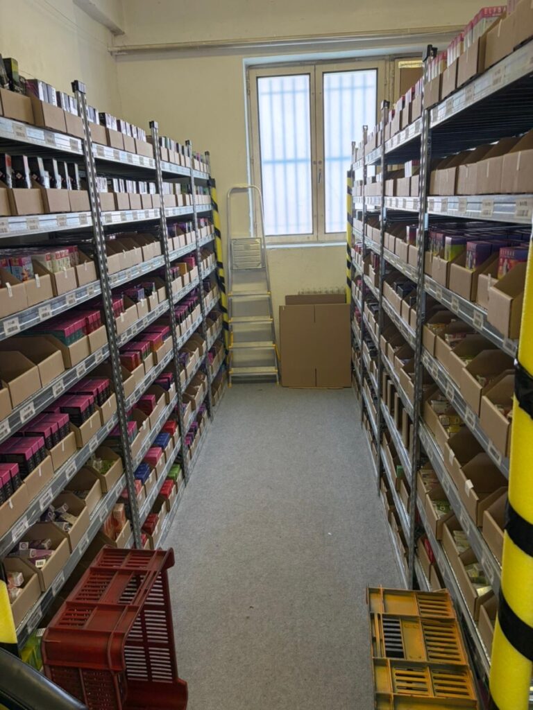 688832878 1504108395090228 3625849187195348878 n 1 Colníci odhalili nelegálny sklad cigariet v okresnej obci