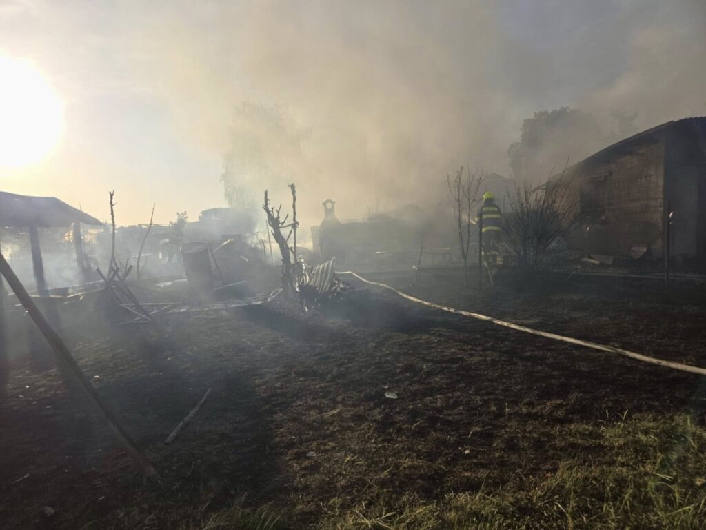 711695866 1312826500983618 8142378779460856179 n Požiar v okresnej obci zasiahol tri rodinné domy, autá a garáž