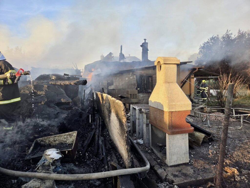712469109 1312826547650280 6396228362682099733 n Požiar v okresnej obci zasiahol tri rodinné domy, autá a garáž