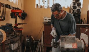 pexels photo 1659748 Ako si zariadiť vlastnú dielňu: Praktické tipy na vybavenie, organizáciu priestoru a malé stroje pre domácich majstrov